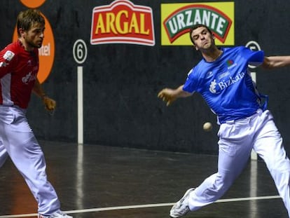 El riojano Álvaro Untoria golpea la pelota durante la final de este domingo, en el frontón Bizkaia.