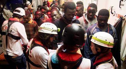 Un grupo de migrantes subsaharianos, nada ms ser rescatados por el 'Aquarius', la noche del sbado. 