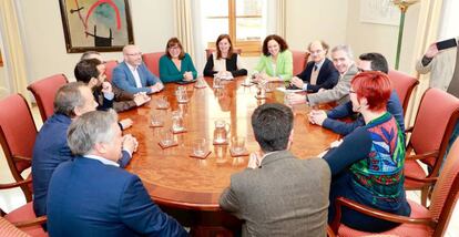 La presidenta de Balears, Francina Armengol, es reuneix amb representants de plataformes per un finançament just.