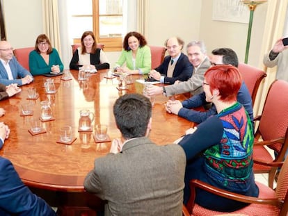 La presidenta de Balears, Francina Armengol, es reuneix amb representants de plataformes per un finançament just.