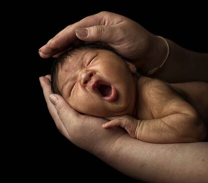 Esta niña nació sana, algo que no puede decir su hermana mayor, aquejada desde muy pequeña de ictericia, infecciones en la piel o resfriados constantes. El caso de Uuriintsolmon es distinto gracias a la formación que su madre recibió de Unicef sobre cómo cuidar a su bebé en casa. Pequeños objetos como una mosquitera, una manta térmica o un antibiótico permitirían salvar a 5.600 recién nacidos cada día.