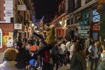 Estas imágenes coinciden con la publicación de un vídeo que la presidenta de la Comunidad de Madrid, Isabel Díaz Ayuso, ha difundido a través de su cuenta de Twitter, en el que varios hosteleros de conocidos bares y restaurantes de la capital madrileña proclaman: “Madrid es libertad” y “Estamos más vivos que nunca”.