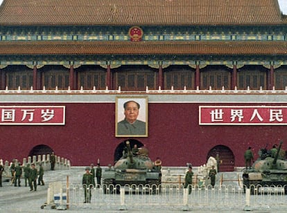 O Massacre de Tiananmen foi o maior massacre civil na China após os expurgos maoístas. Na foto, os soldados e tanques do Exército Popular de Libertação da China guardam o Portão da Paz Celestial e o retrato do presidente Mao na Praça Tiananmen em 9 de junho de 1989.