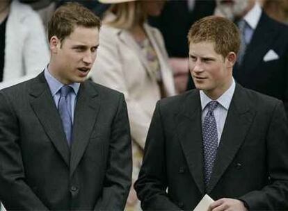 Los príncipes Guillermo y Enrique, durante la celebración religiosa del 80º cumpleaños de Isabel II, en 2006.