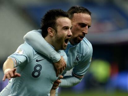 Ribéry abraza a Valbuena tras el gol de este ante Georgia.