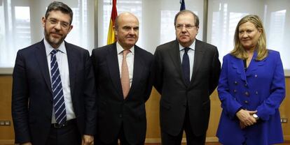 El secretario de Estado de Energía, Alberto Nadal; el ministro de Economía, Luis de Guindos; el presidente de Castilla y León, Juan Vicente Herrera y la consejera de Economía y Hacienda de la Junta, Pilar del Olmo, hoy en Madrid.