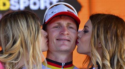 Andre Greipel recibe los besos de las azafatas en el podio tras ganar la segunda etapa del Giro.