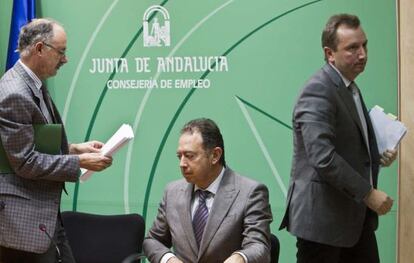El viceconsejero de Empleo, Justo Mañas, el director general de Trabajo, Daniel Rivera, y el consejero de Empleo, Manuel Recio (de izquierda a derecha).