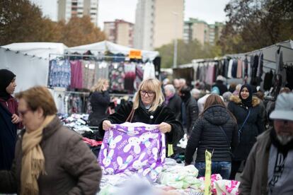 Una dona en una parada del mercat de Bellvitge, a l'Hospitalet de Llobregat.