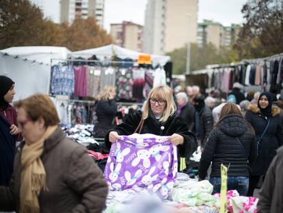 Una dona en una parada del mercat de Bellvitge, a l'Hospitalet de Llobregat.