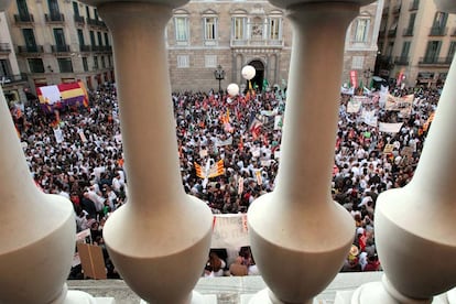 La manifestación contra el tijeretazo vista desde el balcón del ayuntamiento de Barcelona, en la plaza Sant Jaume, frente a la sede de la Generalitat de Catalunya.