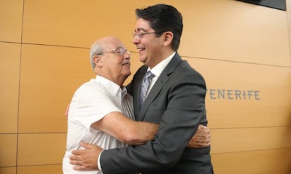 El nuevo presidente del Cabildo de Tenerife, Pedro Martín,abraza al ex presidente del Cabildo José Segura.