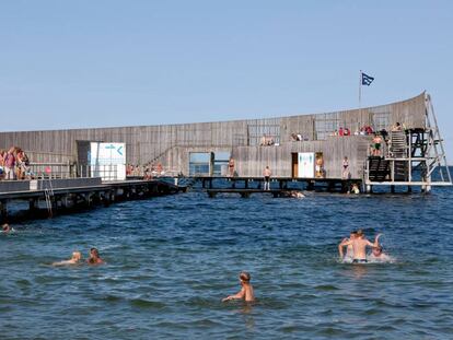 Una plataforma de madera para el baño en la playa de Amager.