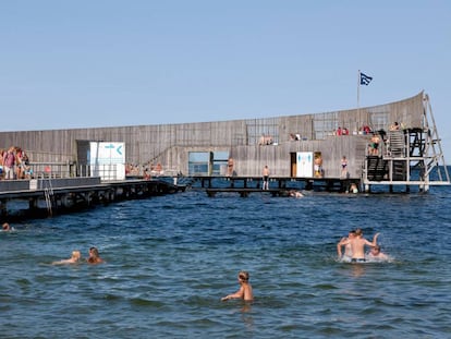 Una plataforma de madera para el baño en la playa de Amager.