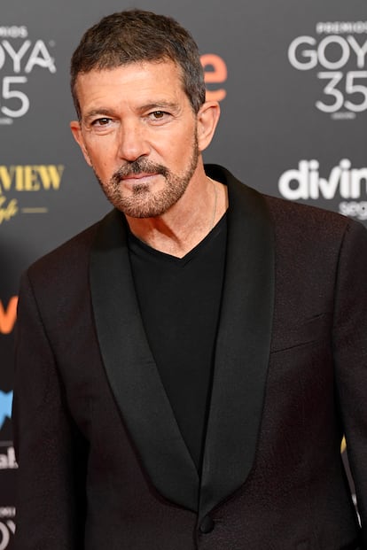 Antonio Banderas, presentador de esta edición de los Goya, a su llegada a la alfombra roja. Lució un traje de Armani.