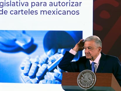 López Obrador habla de la intención de congresistas estadounidenses de designar a los carteles mexicanos como grupos terroristas, durante su conferencia matutina de este lunes.