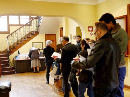 Algunos electores esperan para depositar su papeleta en una dependencia diplomática en Lima (Perú).