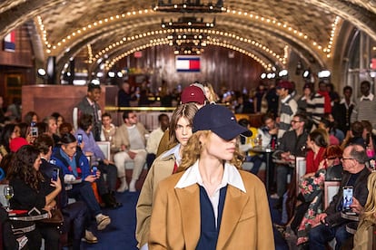 La presentación tuvo lugar en el Oyster Bar, bajo la bóveda catalana del arquitecto español Rafael Guastavino, transformado para la ocasión en una cafetería con el ya inconfundible sello Hilfiger.