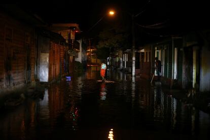 Una persona camina a través de una calle inundada en Puerto Plata (República Dominicana), el 8 de septiembre.