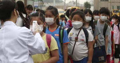 Control de temperatura en una escuela de Pyeongtaek, al sur del país, este lunes.