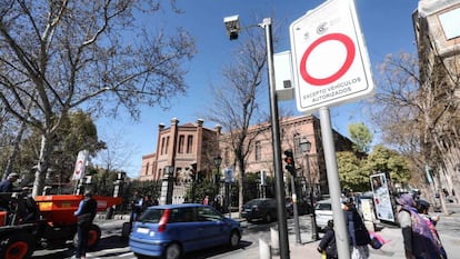 Uno de los accesos a Madrid Central, en la calle de Embajadores.