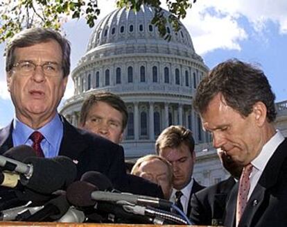 El senador Tom Daschle, a la derecha, junto con el republicano Trent Lott, a la salida del Capitolio.