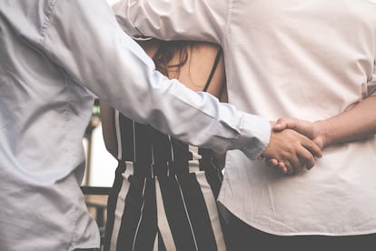 <p>Es normal sentirse atraído por otras personas cuando se está en una relación. El problema llega cuando de la atracción se pasa a los hechos y engañamos a nuestra pareja. De hecho, según un estudio realizado en España por el <a href="http://www.ipsos.es/" target="_blank">Instituto Ipsos</a> en 2014, el 35% de los hombres y el 26% de las mujeres ha sido infiel alguna vez. Un concepto que solo tiene sentido en el sistema de relación sentimental establecido legalmente desde hace siglos en las sociedades occidentales: la monogamia.</p> <p>Pero, ¿y si compartiéramos sentimientos con más de una persona al mismo tiempo? El amor no tiene por qué ser solo de dos, también <a href="https://elpais.com/elpais/2017/02/14/buenavida/1487066654_442240.html" target="_blank">existen la pareja abierta, el <em>swinging</em> y el poliamor —relaciones amorosas, no solo sexuales, más allá de la pareja—, una fórmula que muchos expertos señalan como una opción para "sostener relaciones mucho más trabajadas"</a>, según explica <a href="http://gc-cuny.academia.edu/Giaz%C3%BAEncisoDom%C3%ADnguez" rel="nofollow" target="_blank">Giazú Enciso</a>, psicóloga social e investigadora en la Universidad Autónoma de Barcelona.</p> <p>Y no solo en las relaciones sexuales o amorosas. <a href="https://elpais.com/elpais/2016/05/17/buenavida/1463477125_290974.html" target="_blank">Las relaciones de amistad cubren necesidades distintas que las de la pareja</a> y por eso, su novio no tiene por qué ser su mejor amigo. </p>