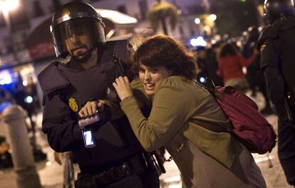 Los desalojados se habían quedado en la plaza tras la concentración celebrada en la Puerta del Sol, cuyo permiso expiraba a las 22:00 horas del sábado.