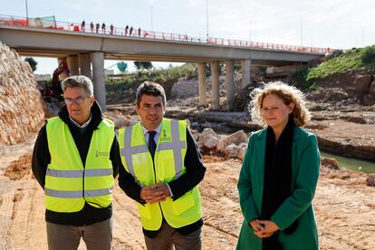 El president de la Generalitat, Carlos Mazón, junto al consejero de Medio Ambiente, Infraestructuras y Territorio, Vicente Martínez Mus, y a la alcaldesa de Torrent, Amparo Folgado, durante su visita a las obras de recuperación del puente de la CV-403, en los términos municipales de Torrent y Picanya, afectado por la dana, el 7 de enero de 2025.