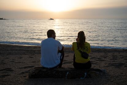 Casal na praia de barceloneta, em Barcelona no dia 8 de maio.