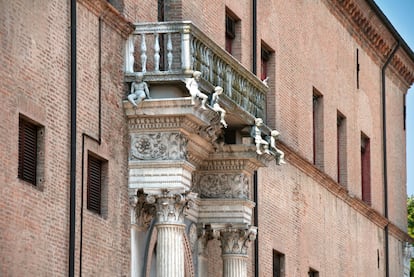 La portalada de estilo veneciano es uno de los elementos más característicos del Palazzo el Prosperi-Sacratie, en Ferrara.