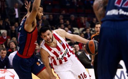 Papanikolaou de Olympiacos bota ante Hillard.