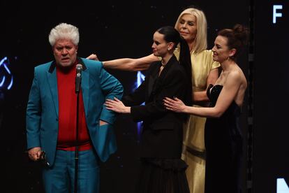 Pedro Almodóvar tras recibir el Premio Feroz de Honor, este sábado. 