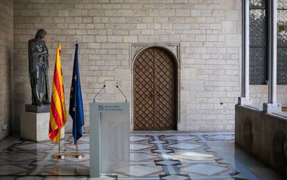 El atril vacío donde el President Carles Puigdemont iba a comparecer a mediodía y que finalmente ha suspendido.