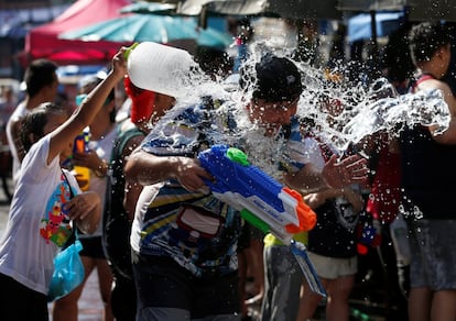 Las batallas de agua se multiplican desde este viernes en las ciudades y pueblos de Tailandia con motivo de la celebración del Songkran, que marca la llegada del año nuevo budista. Se trata de la festividad más larga del país: dura tres días, este año hasta el domingo 13 de abril.