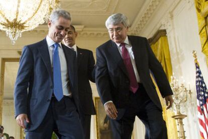 El presidente Obama, con el jefe de Gabinete saliente, Rahm Emanuel (izquierda), y su sustituto, Pete Rouse.