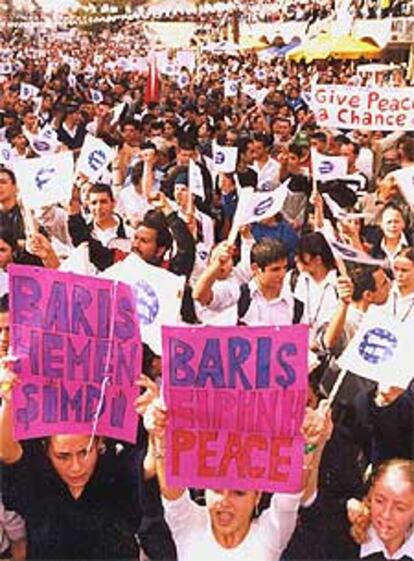 Miles de turcochipriotas se manifiestan en Nicosia a favor de la negociación y la paz.
