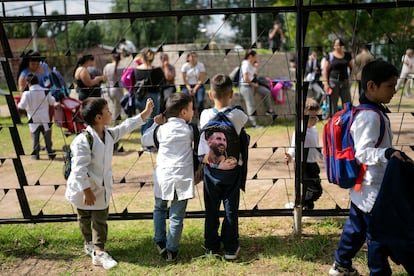Un grupo de niños espera a sus padres a la salida de la escuela, en Rosario, Argentina, en abril de 2023.