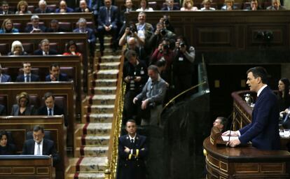 El líder del PSOE, Pedro Sánchez (d), durante su intervención en el turno de réplica al presidente del Gobierno en funciones, Mariano Rajoy.