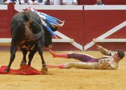 Sebastián Castella, tras ser cogido por el toro.