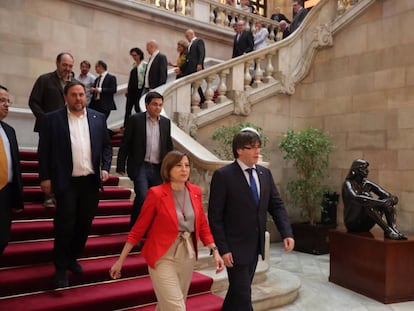Carles Puigdemont y Carme Forcadell en las escalinatas del Parlament.