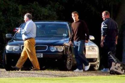 Owen (segundo por la izquierda), con Shearer, capitán del Newcastle; Saunders, director técnico, y Souness, técnico, ayer tras cerrar el acuerdo en Inglaterra.