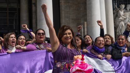 Clara Brugada se reúne con mujeres para conmemorar 70 años del voto femenino en la explanada del Palacio de Bellas Artes.