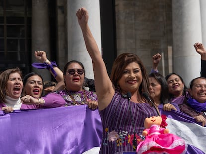 Clara Brugada se reúne con mujeres para conmemorar 70 años del voto femenino en la explanada del Palacio de Bellas Artes.