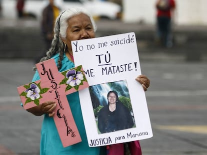 Irinea Buendía, madre de Mariana Lima, durante una protesta contra los feminicidios en 2014.