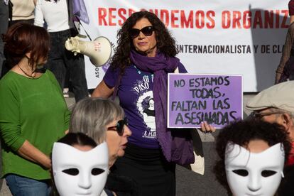 Más de medio millar de personas se han manifestado esta mañana por el centro de Murcia, convocados por la Asamblea Feminista de la Región con motivo de la celebración del Día Internacional Contra la Violencia hacia las Mujeres.
