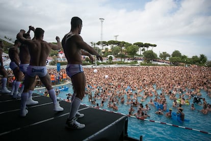 Ballarins actuen davant d'una de les piscines d'Isla Fantasía.