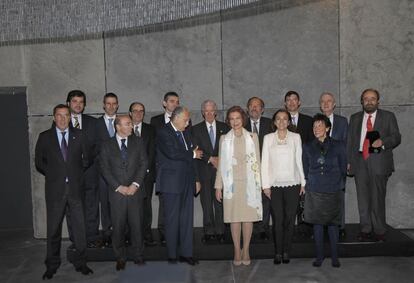 Autoridades y premiados posan en el auditorio de la Alhóndiga.