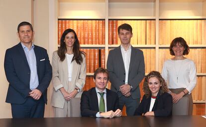 De izquierda a derecha, Jesús Gil, director de Hidrógeno de Enagás, Ohiana Goicoechea, responsable de desarrollo de hidrógeno en Naturgy, Ibán Molina Saera, director de Hidrógeno Verde de Iberdrola, Marcelo Martino Muñoz, director de Energía de Minsait, Maribel Rodríguez Olmo, responsable de Desarrollo de Negocio de Hidrógeno en Repsol y María Retuerto, científica titular del Instituto de Catálisis y Petroleoquímica del CSIC.