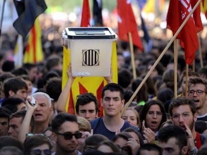 Una de las urnas utilizada en el referéndum ilegal del 1-O en la manifestación de este lunes en Barcelona.